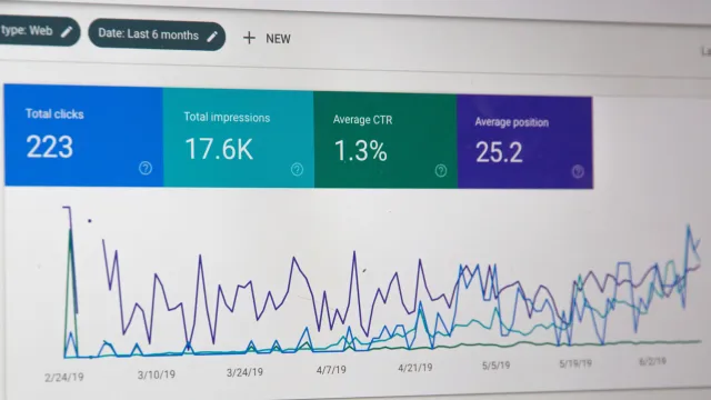 Google Analytics - Crédits Stephen Phillips et Unsplash